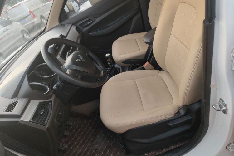 五菱汽车 五菱宏光 2019款 1.5L S标准型国VI LAR中控内饰19