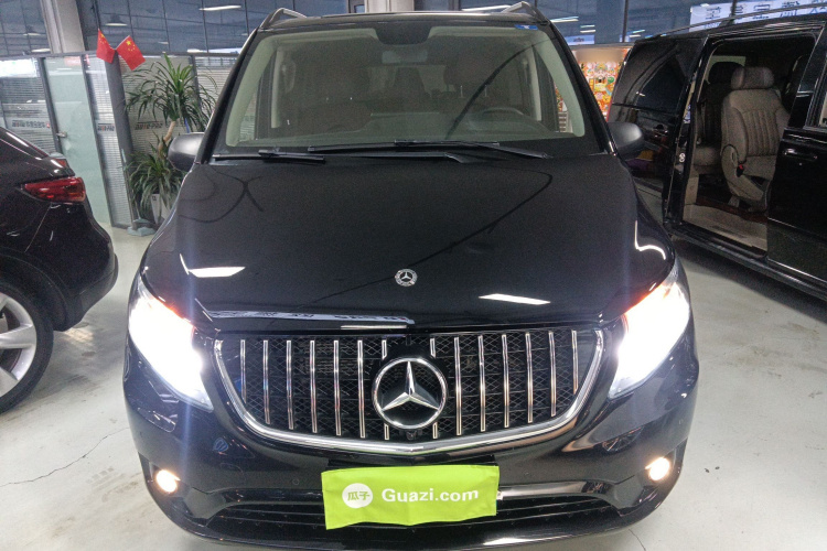 奔驰 威霆 2016款 2.0T 精英版车身外观2