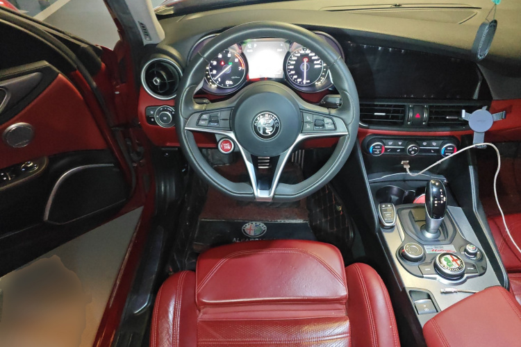 阿尔法·罗密欧 Giulia朱丽叶 2017款 2.0T 280HP Milano限量版中控内饰13