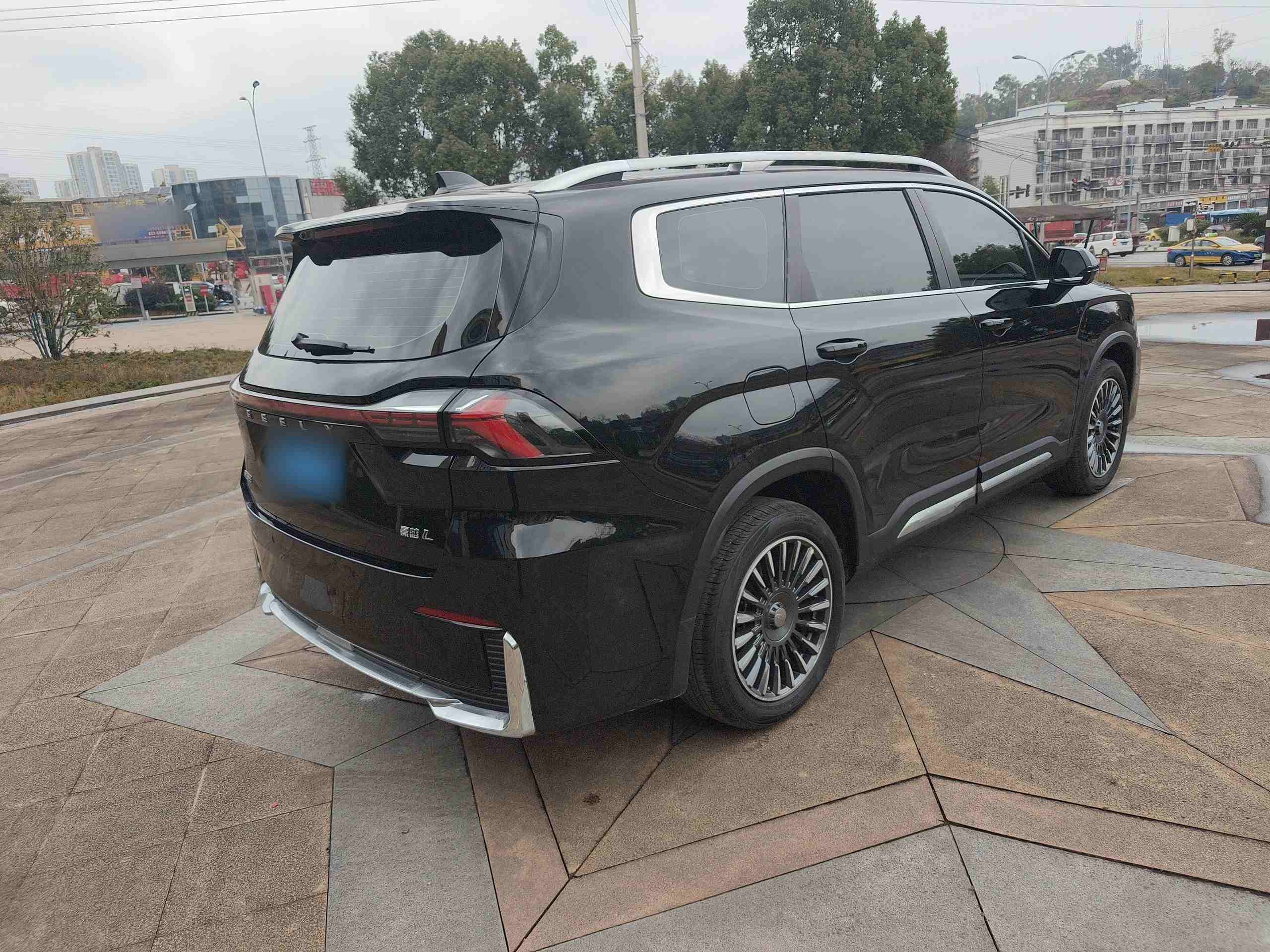 车辆右后45度外观展示