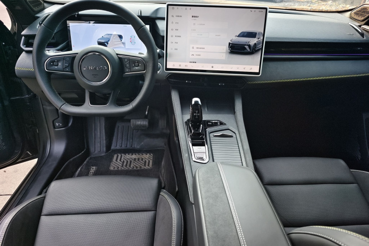 领克03 2025款 2.0TD DCT冠军版Pro中控内饰7002