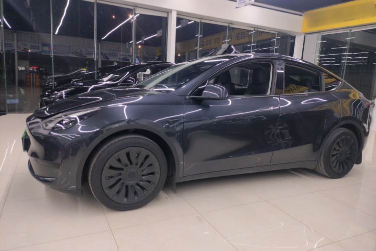 特斯拉 Model Y 2024款 后轮驱动版车身外观4