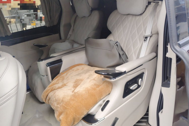 别克GL8 2021款 Avenir艾维亚 七座亲礼版中控内饰21