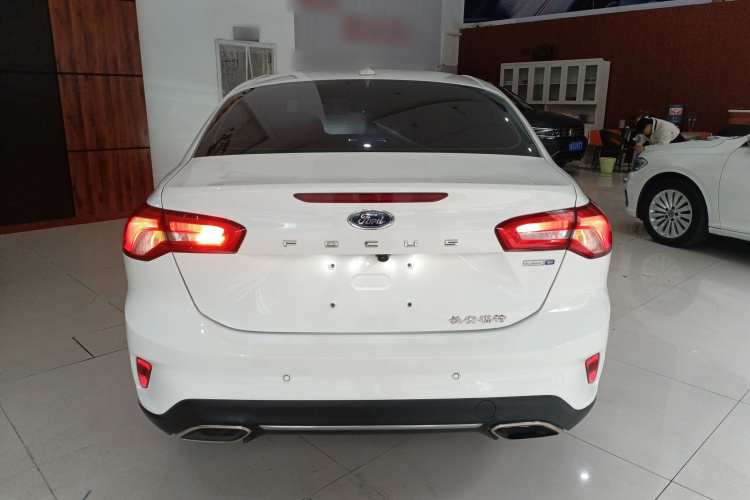 福特 福克斯 2021款 三厢 EcoBoost 180 自动锋潮型车身外观6