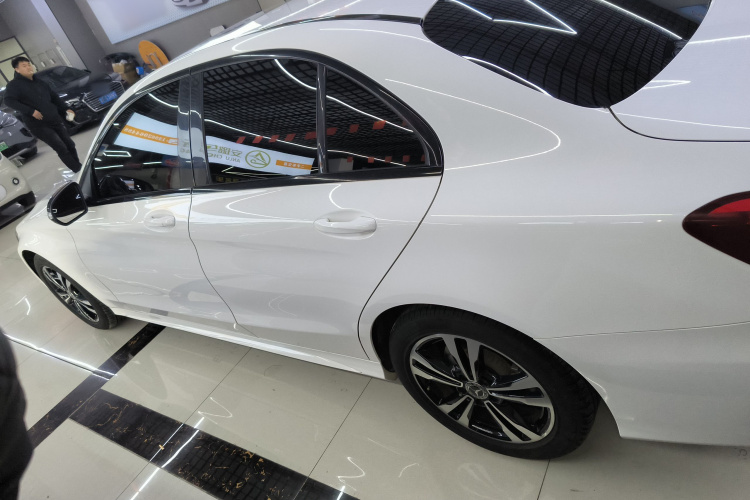 奔驰C级 2018款 C 200 运动版车身外观4