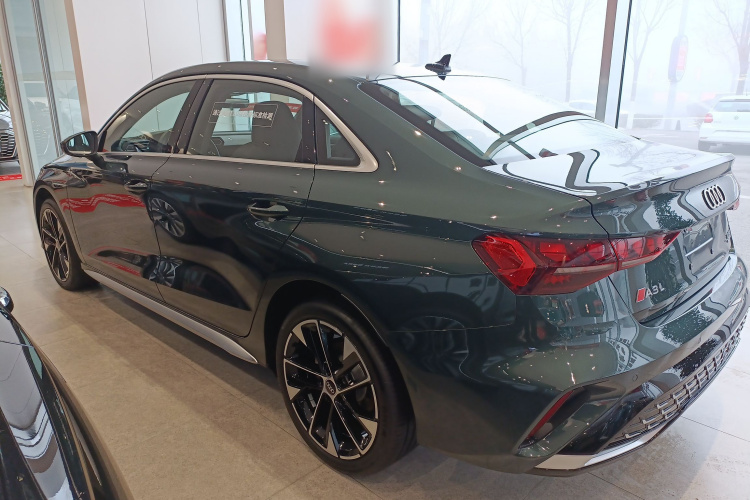 奥迪A3 2025款 A3L Limousine 35TFSI 飞驰尊享型车身外观4