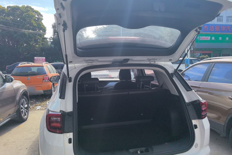 长安CS35PLUS 2019款 1.6L 手动畅联版机舱底盘23