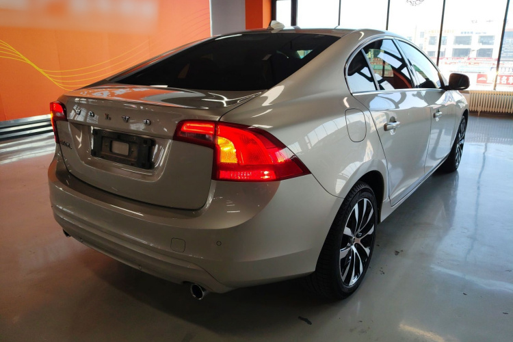 沃尔沃S60 2019款 S60L T3 智进版车身外观7