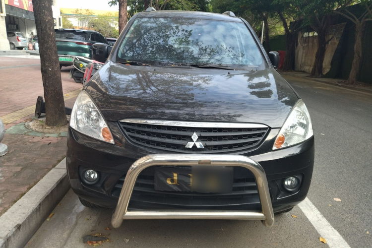 三菱 君阁 2011款 2.0L 自动挡豪华型车身外观2