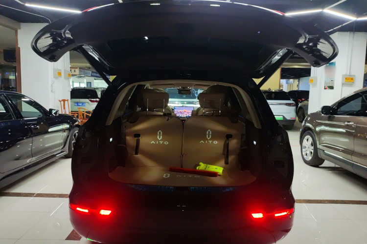 鸿蒙智行 问界M7 2024款 1.5T 后驱Plus版 6座机舱底盘23