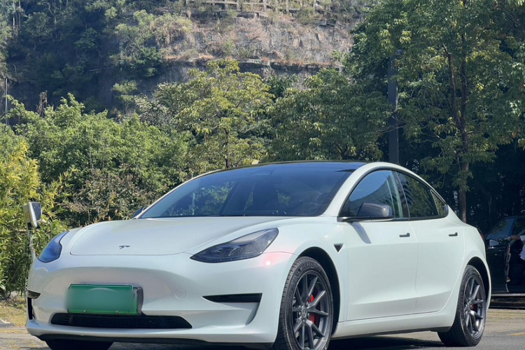 特斯拉 Model 3 2022款 后轮驱动版车身外观1