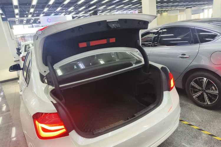 宝马3系 2017款 318i 时尚型局部细节23