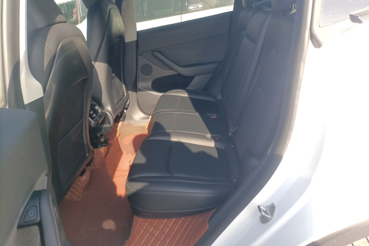 特斯拉 Model Y 2022款 改款 长续航全轮驱动版中控内饰7004