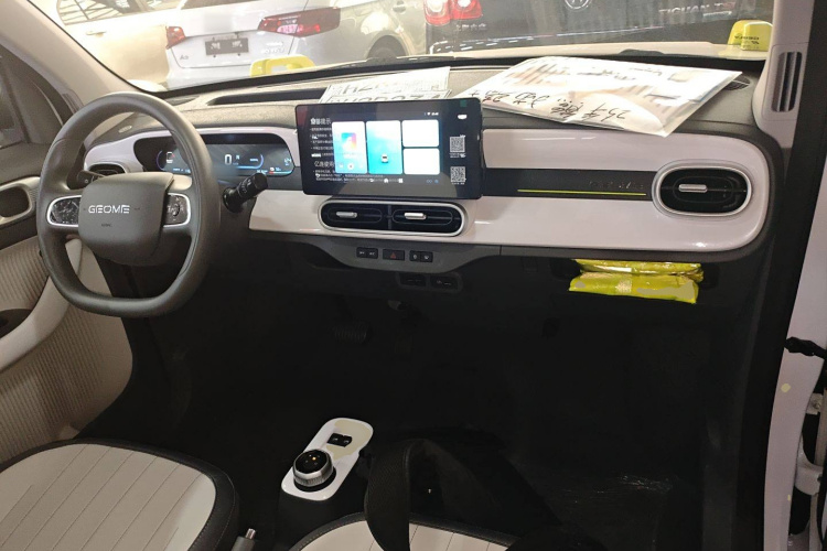 吉利银河 2025款 210km 熊猫骑士中控内饰12