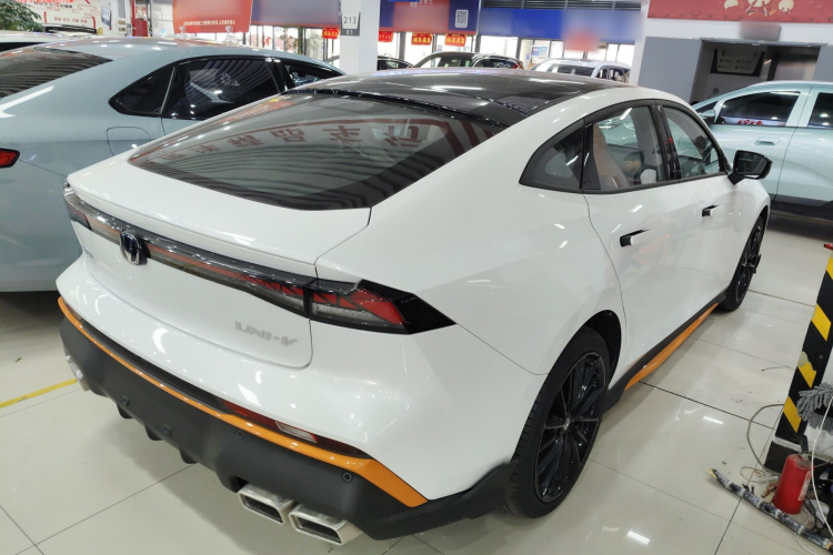 长安UNI-V 2025款 1.5T 500Bar尊贵运动型车身外观7