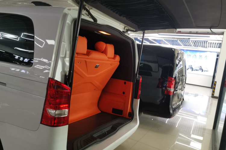 奔驰 威霆 2018款 2.0T 商务版 国VI机舱底盘23