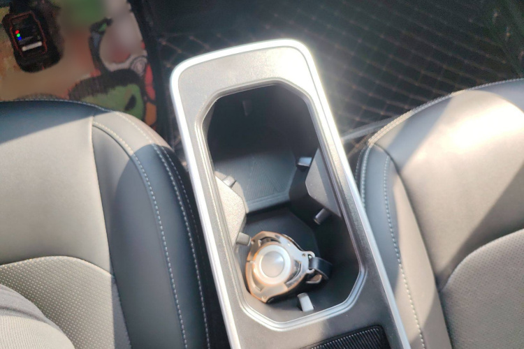 哪吒汽车 哪吒V 2022款 潮 400 Lite局部细节18