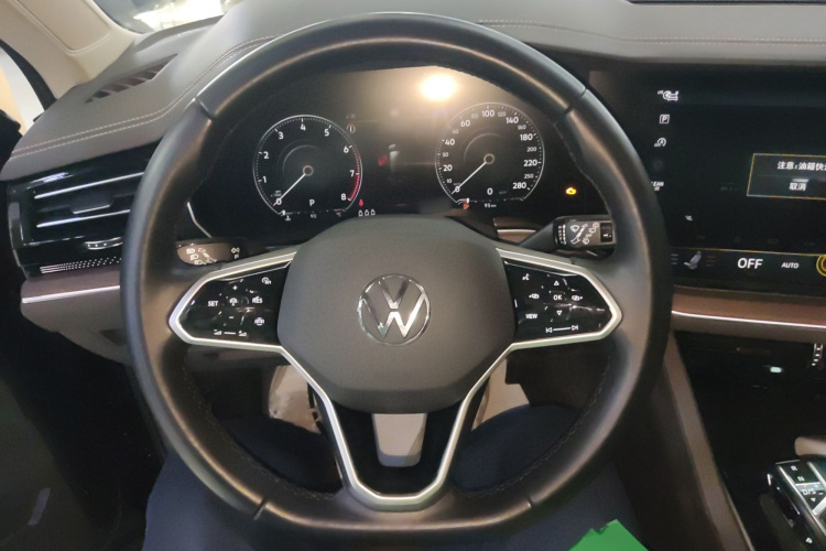 大众 途锐 2022款 3.0TSI 锐享版 曜黑运动套装中控内饰13