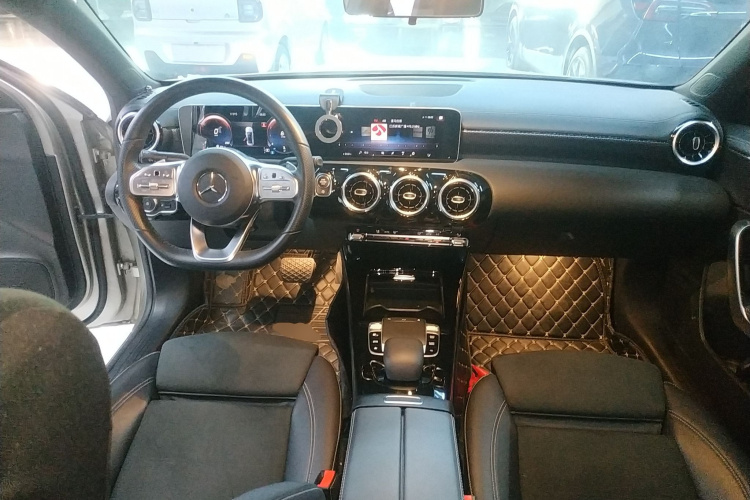 奔驰A级 2019款 A 200 L 运动轿车中控内饰12