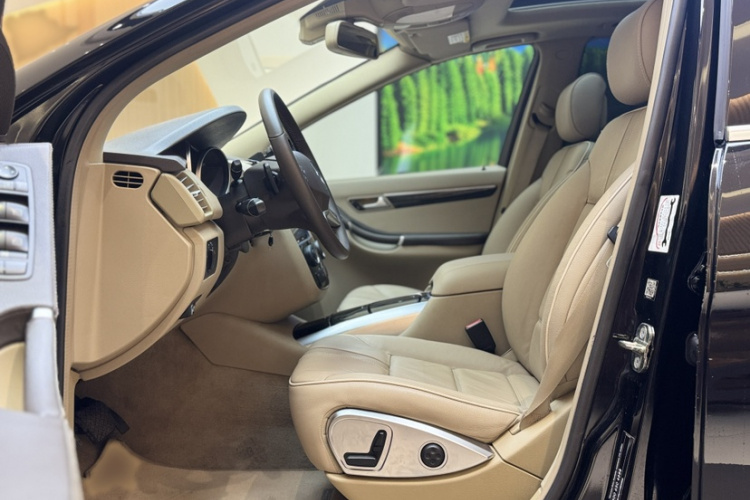 奔驰R级 2017款 R 320 4MATIC 商务型臻藏版局部细节19