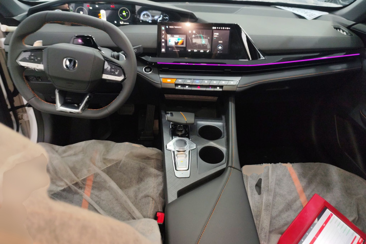 长安UNI-V 2024款 1.5T 尊贵型中控内饰12
