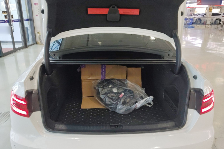 奥迪A4L 2018款 30周年年型 40 TFSI 时尚型局部细节23