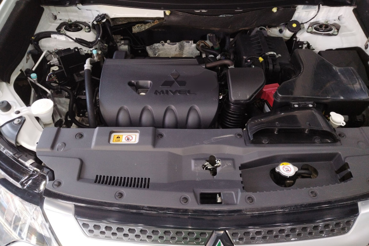 三菱 欧蓝德 2020款 2.4L 四驱致享版 5座机舱底盘24