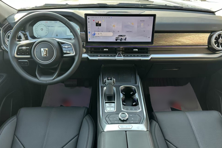 坦克400 2025款 2.4T 柴油版中控内饰7001