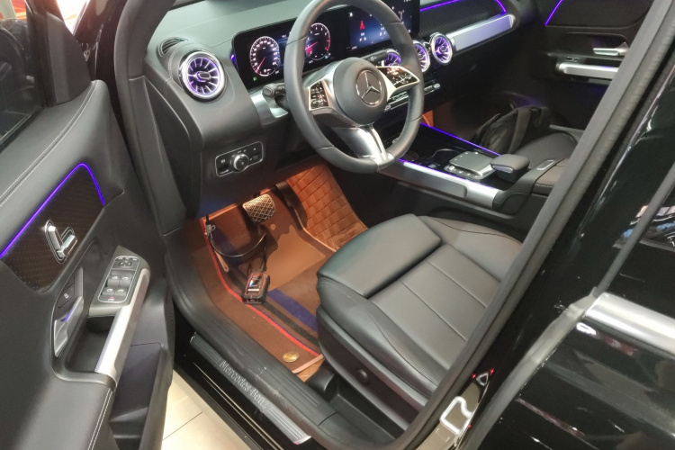 奔驰GLB 2024款 GLB 220 动感型中控内饰20