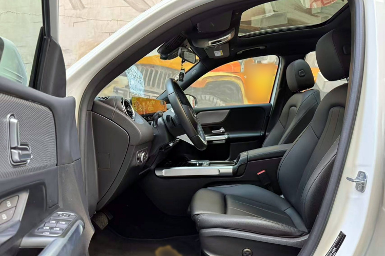 奔驰GLB 2024款 GLB 200 动感型中控内饰7005