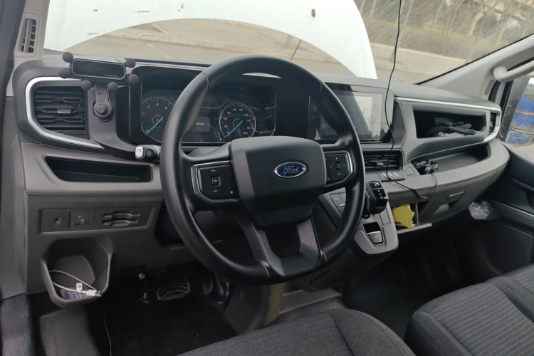 福特 全顺 2023款 2.0T汽油自动多功能商用车短轴低顶5/6座中控内饰12