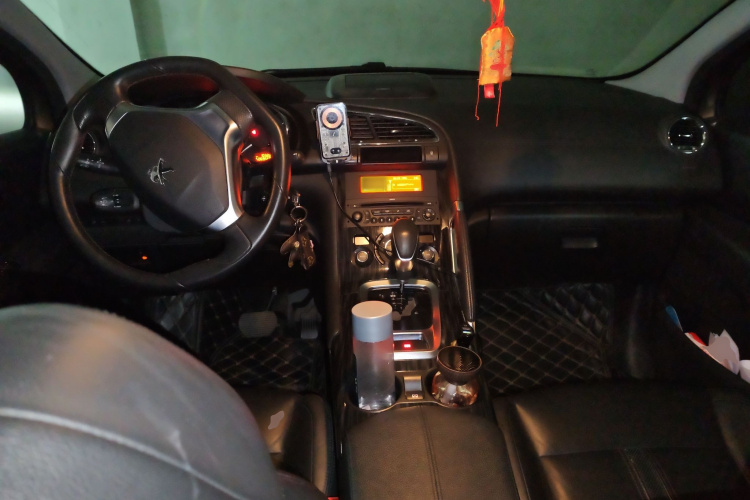 标致3008 2015款 2.0L 自动潮流版中控内饰12