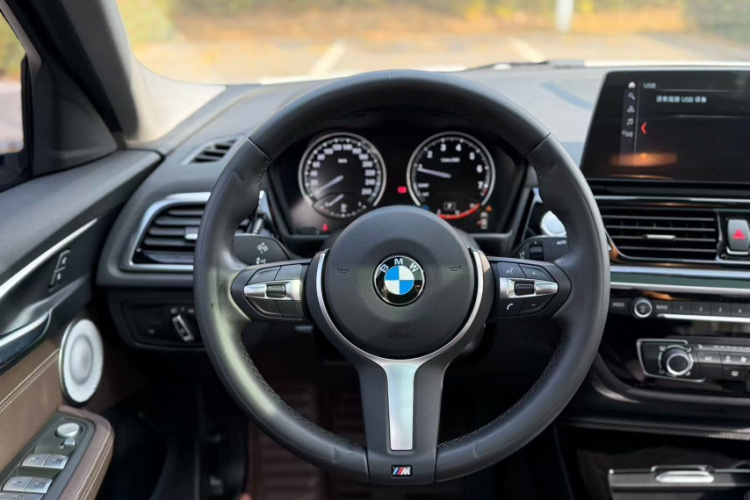 宝马1系 2022款 120i M运动曜夜版中控内饰7007