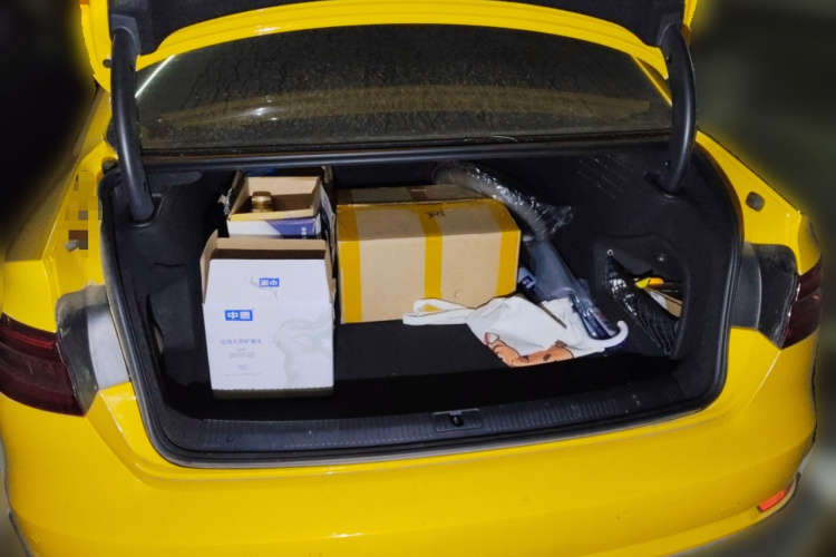 奥迪A4L 2018款 30周年年型 40 TFSI 进取型中控内饰23