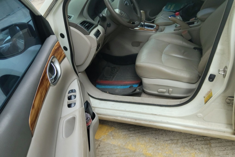 日产 轩逸 2014款 1.6XV CVT尊享版中控内饰20