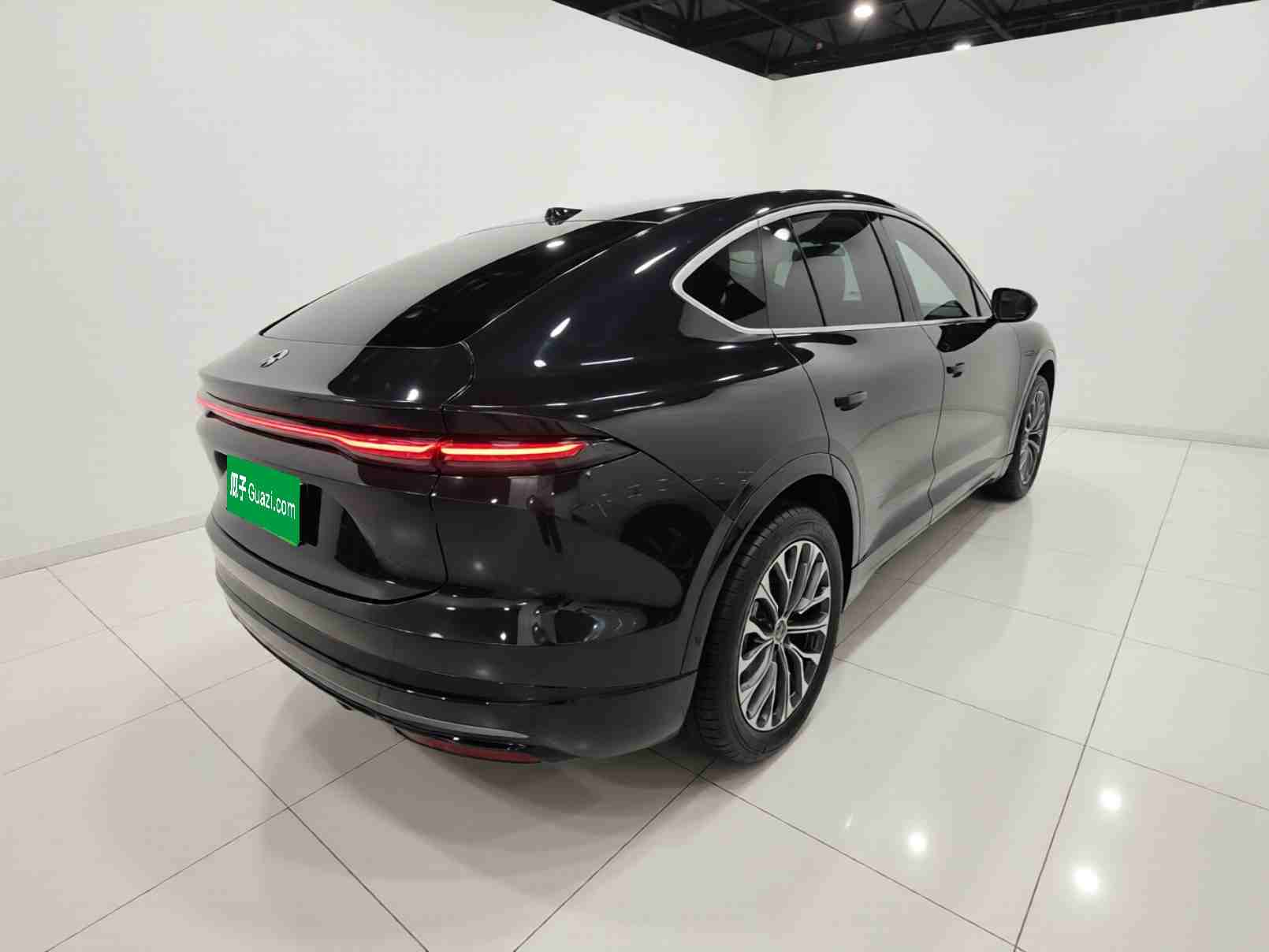 车辆右后45度外观展示