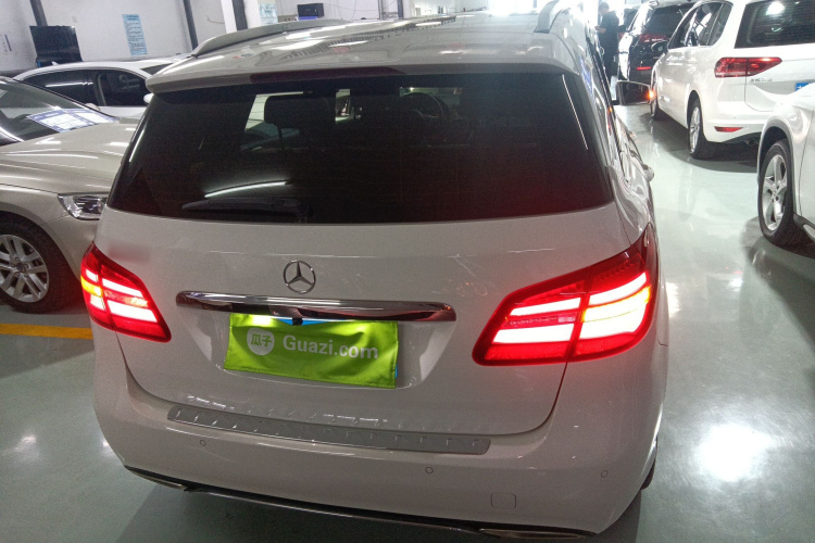 奔驰B级 2018款 B 200 时尚型车身外观6