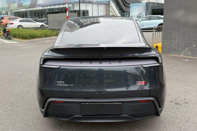 特斯拉 Model Y 2025款 长续航全轮驱动 首发版车身外观6006