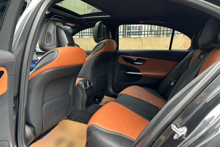 奔驰C级 2022款 改款 C 200 L 运动版中控内饰7010