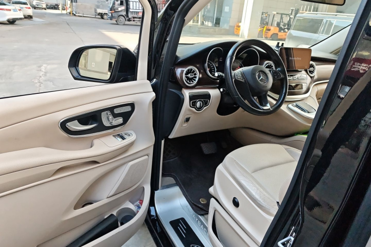 奔驰V级 2020款 V 260 尊贵版中控内饰20