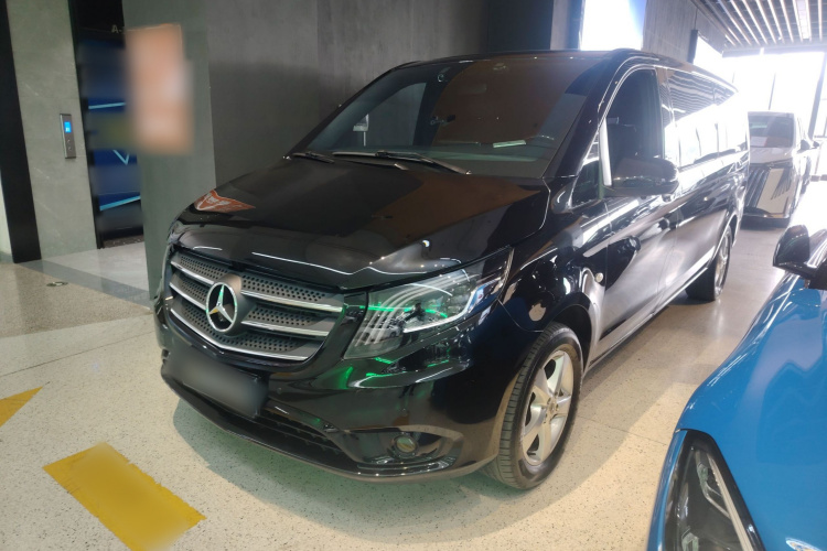 奔驰 威霆 2020款 2.0T 精英版 7座车身外观1