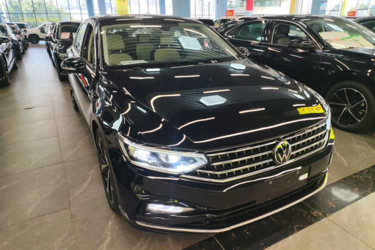 大众 迈腾 2023款 200万辆纪念版 330TSI DSG豪华型车身外观3