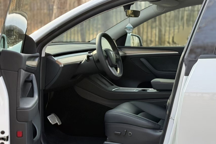 特斯拉 Model Y 2022款 Performance高性能全轮驱动版中控内饰7009