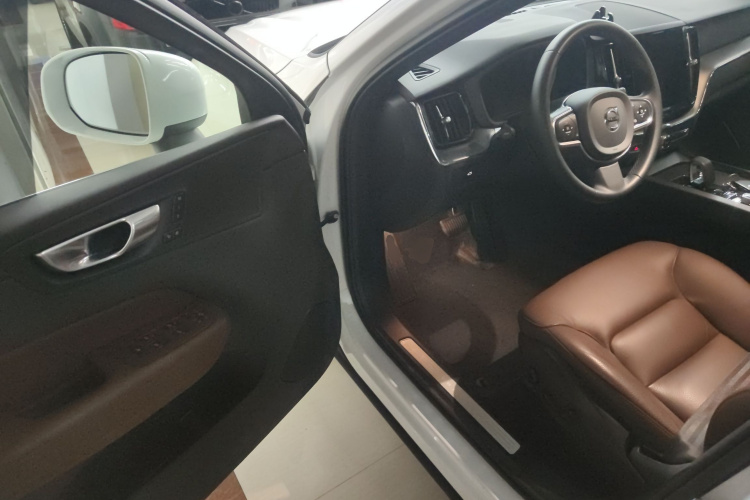 沃尔沃XC60 2024款 B5 四驱智逸豪华版中控内饰7003