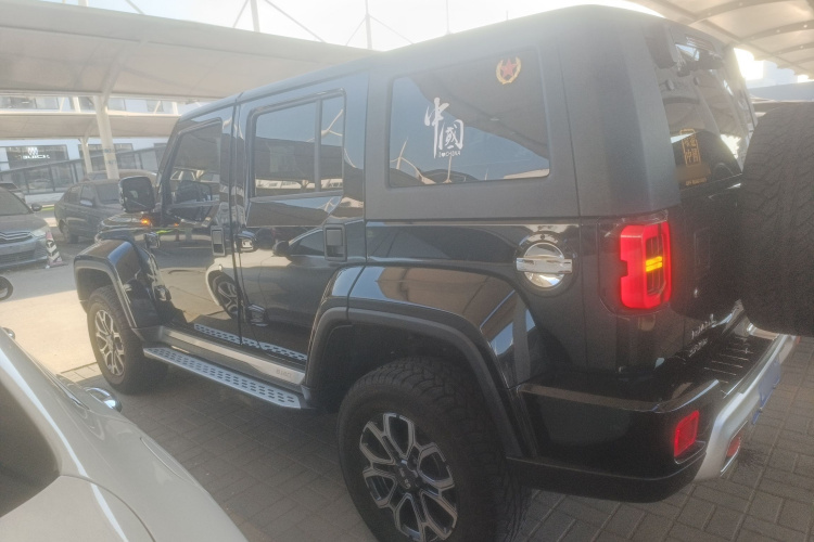 北京越野 北京BJ40 2023款 2.0T 自动四驱城市猎人版侠客型车身外观4