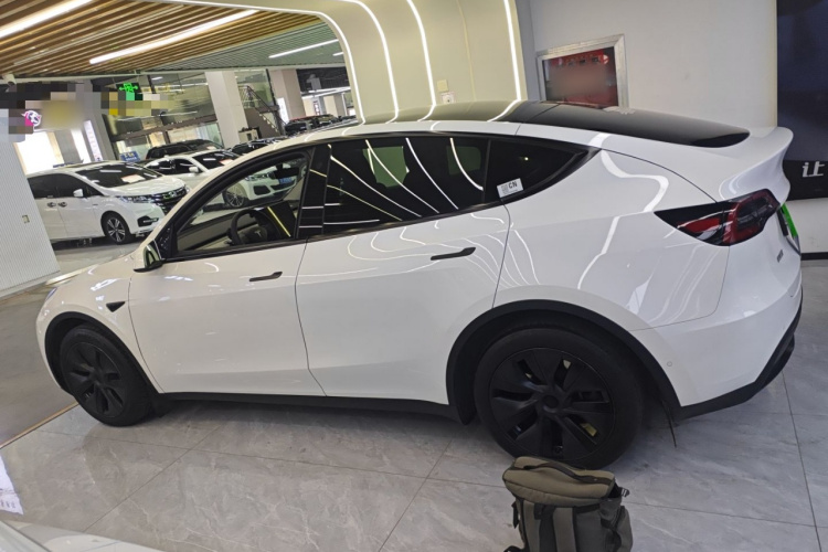 特斯拉 Model Y 2023款 长续航全轮驱动版车身外观4