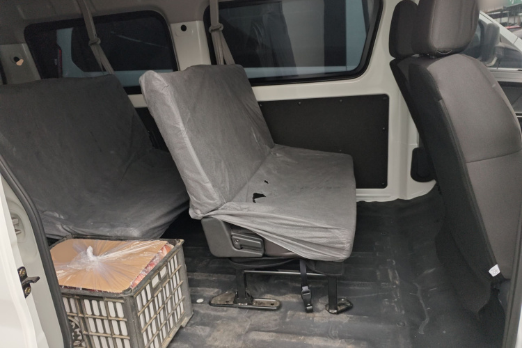 长安凯程 长安睿行EM60 2025款 客运版 舒适型 6座 240km 对开门 60kW中控内饰21