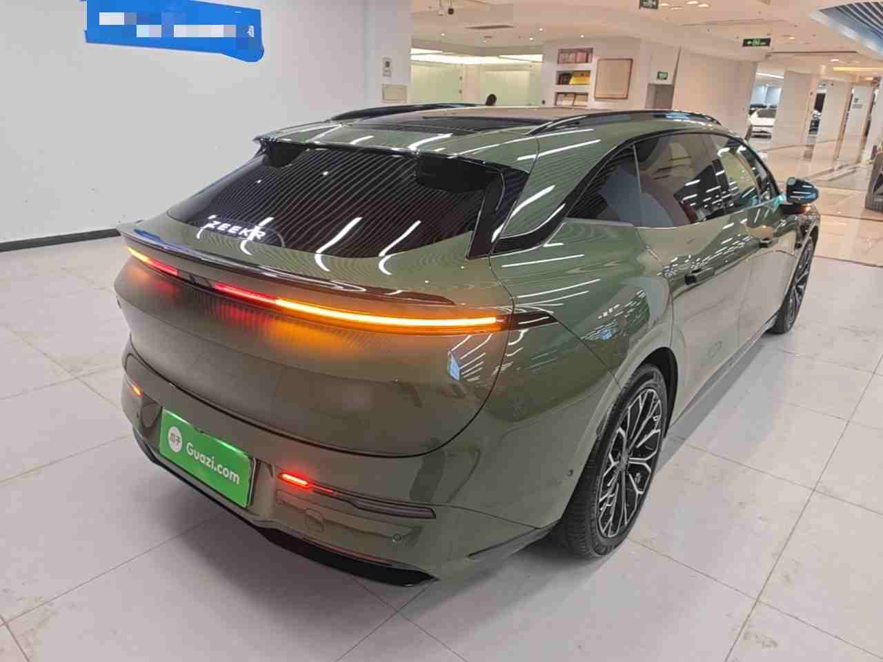 车辆右后45度外观实拍