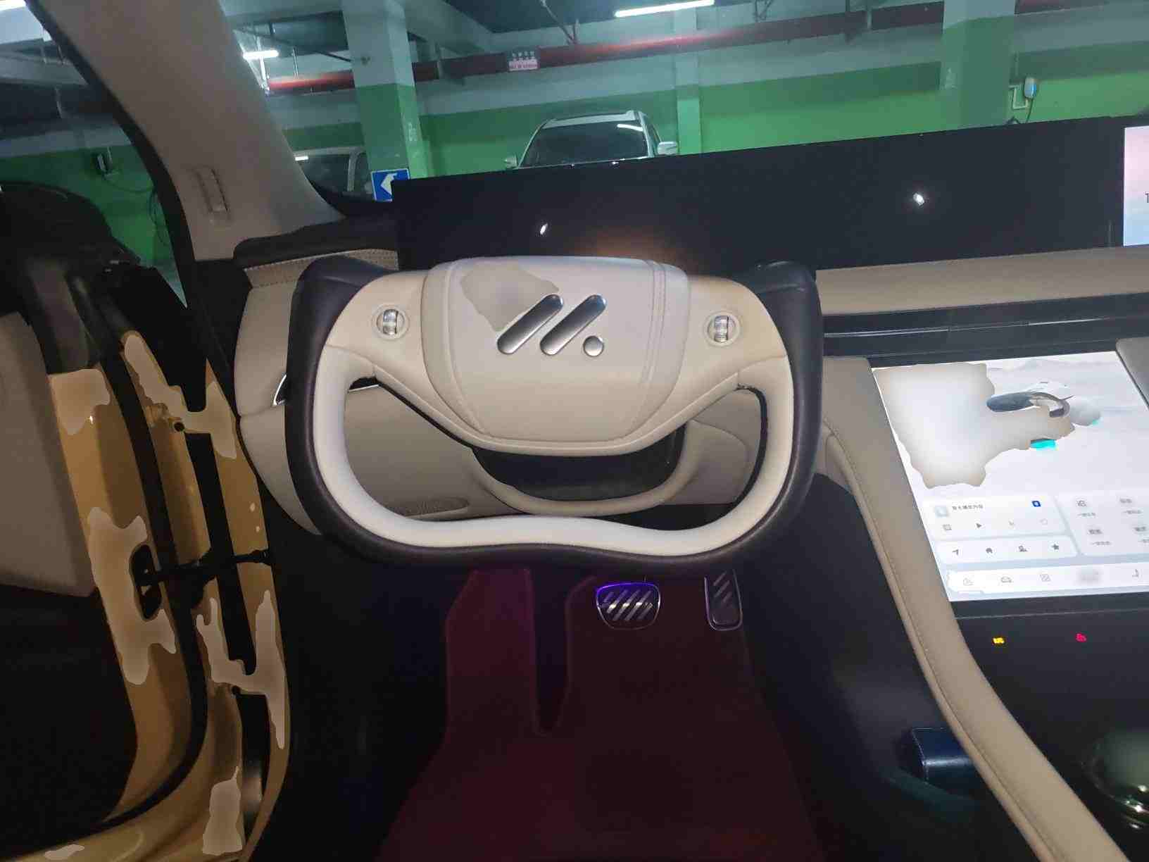 智己LS7方向盘及内饰实拍