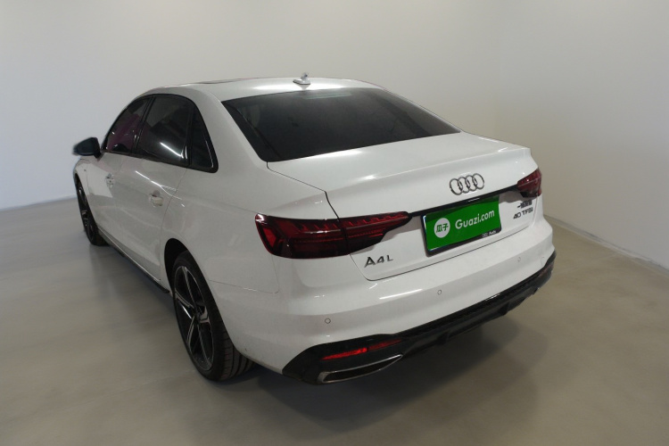 奥迪A4L 2025款 200万辆悦享版 40 TFSI 豪华动感型车身外观5